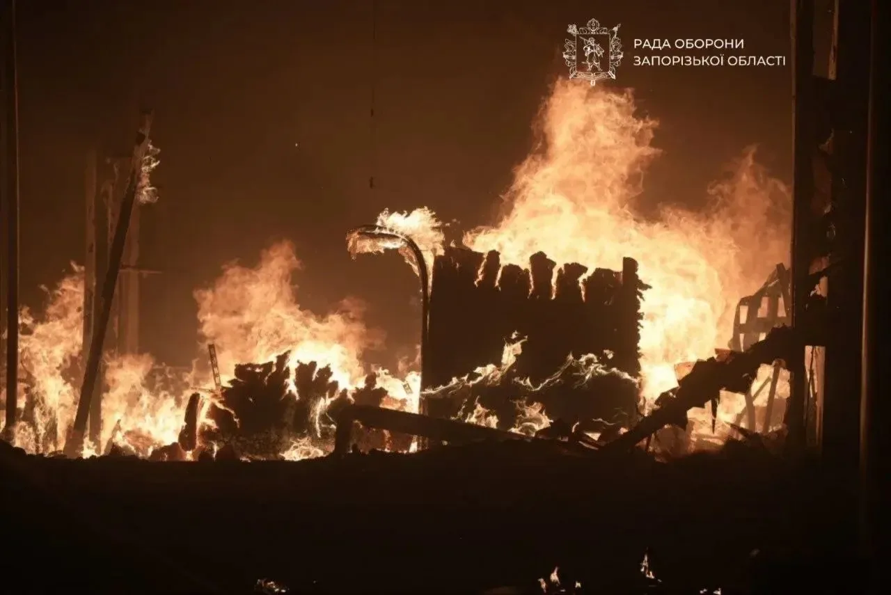 ‼️🇺🇦🔥Огеннный ад в Запорожье: атакован и сожжен крупный торговый центр