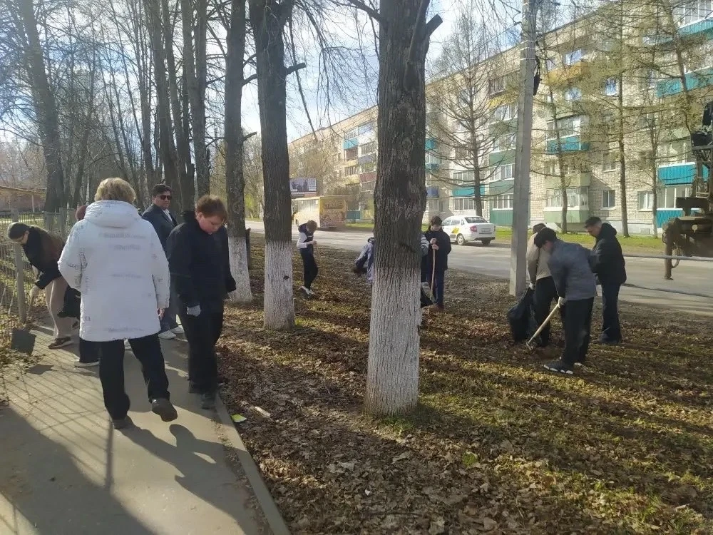 🌸 Весна идет! Весне дорогу!  Жители Сарапула вновь вышли на весенние субботники, а вместе с ними - и