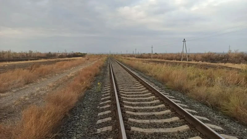 😱Любопытство могло обернуться трагедией: в Орске школьники разобрали железнодорожный п...