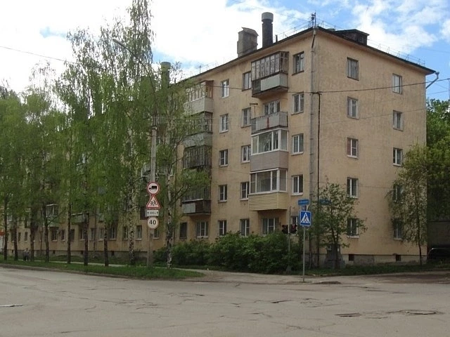 Сегодня вечером на Козлёнской ,94 прохожие обнаружили труп на тротуаре.