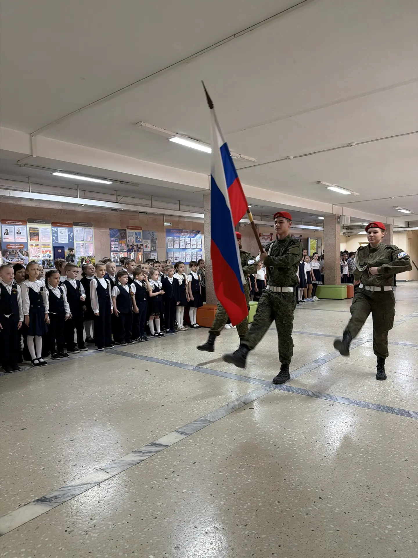 В МБОУ «Школа 110» стартовала новая учебная неделя с торжественной линейки. Юнармейцы с гордостью вы