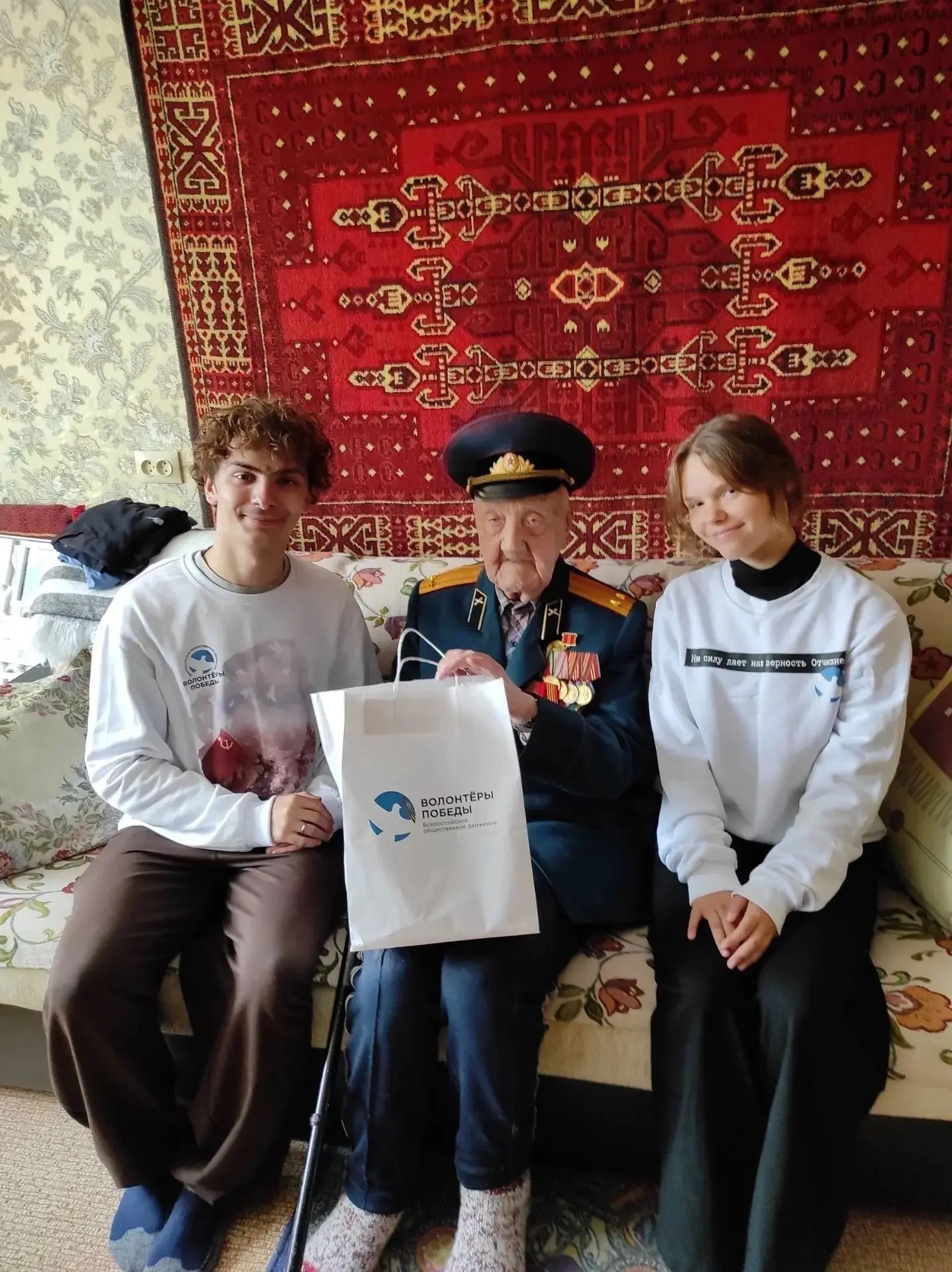 Активисты «Волонтёры Победы» поздравили с Днём окончания Второй мировой войны Шарлыкова...