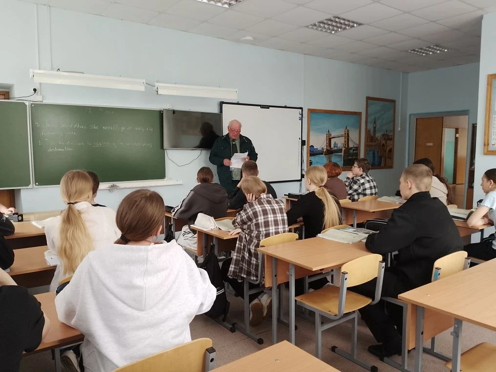 Для учеников 6–10 классов прошла важная встреча с лесничим Арбажского лесничества Машки...