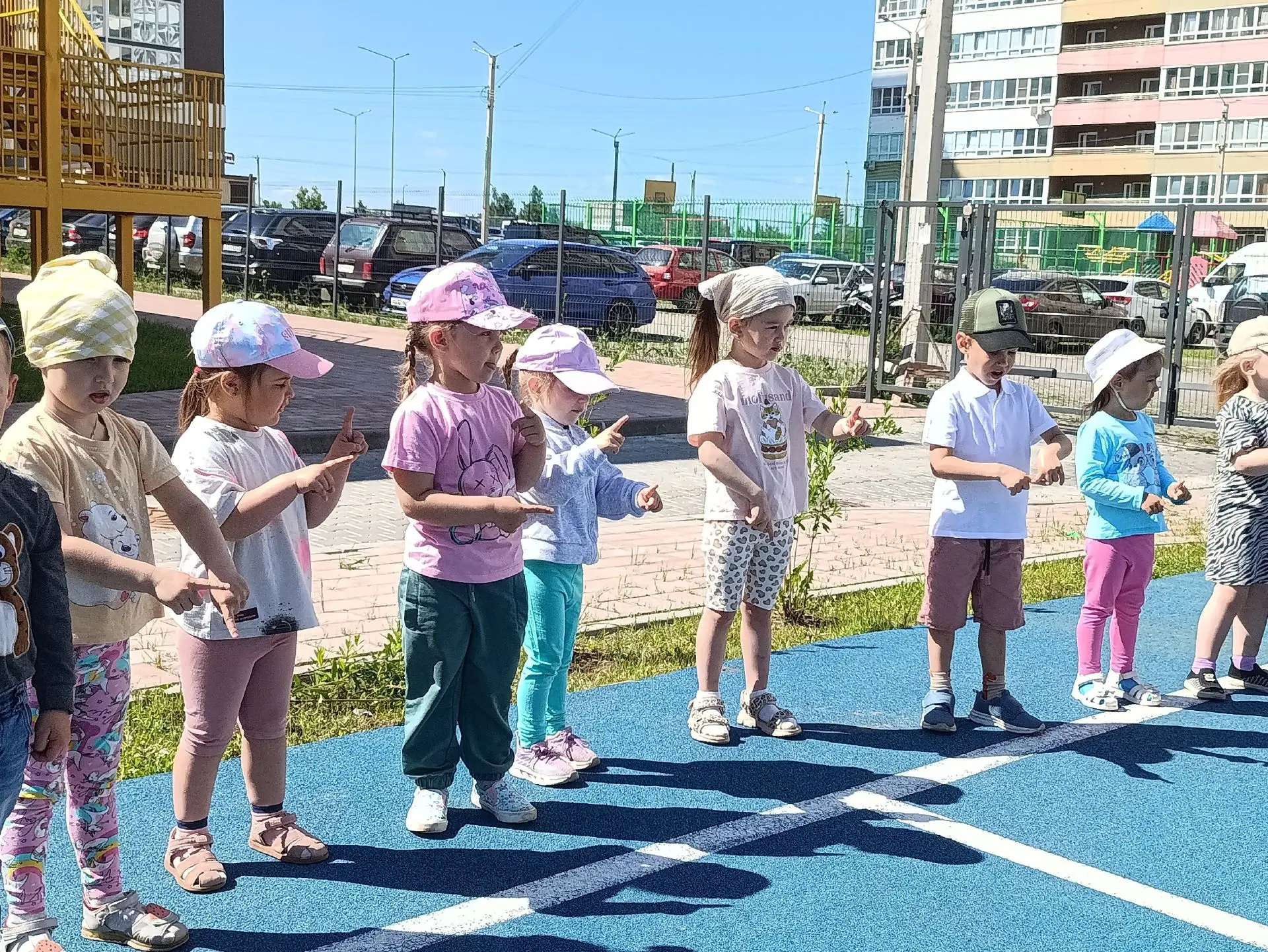 Нам праздники для радости даны,                                                        ...