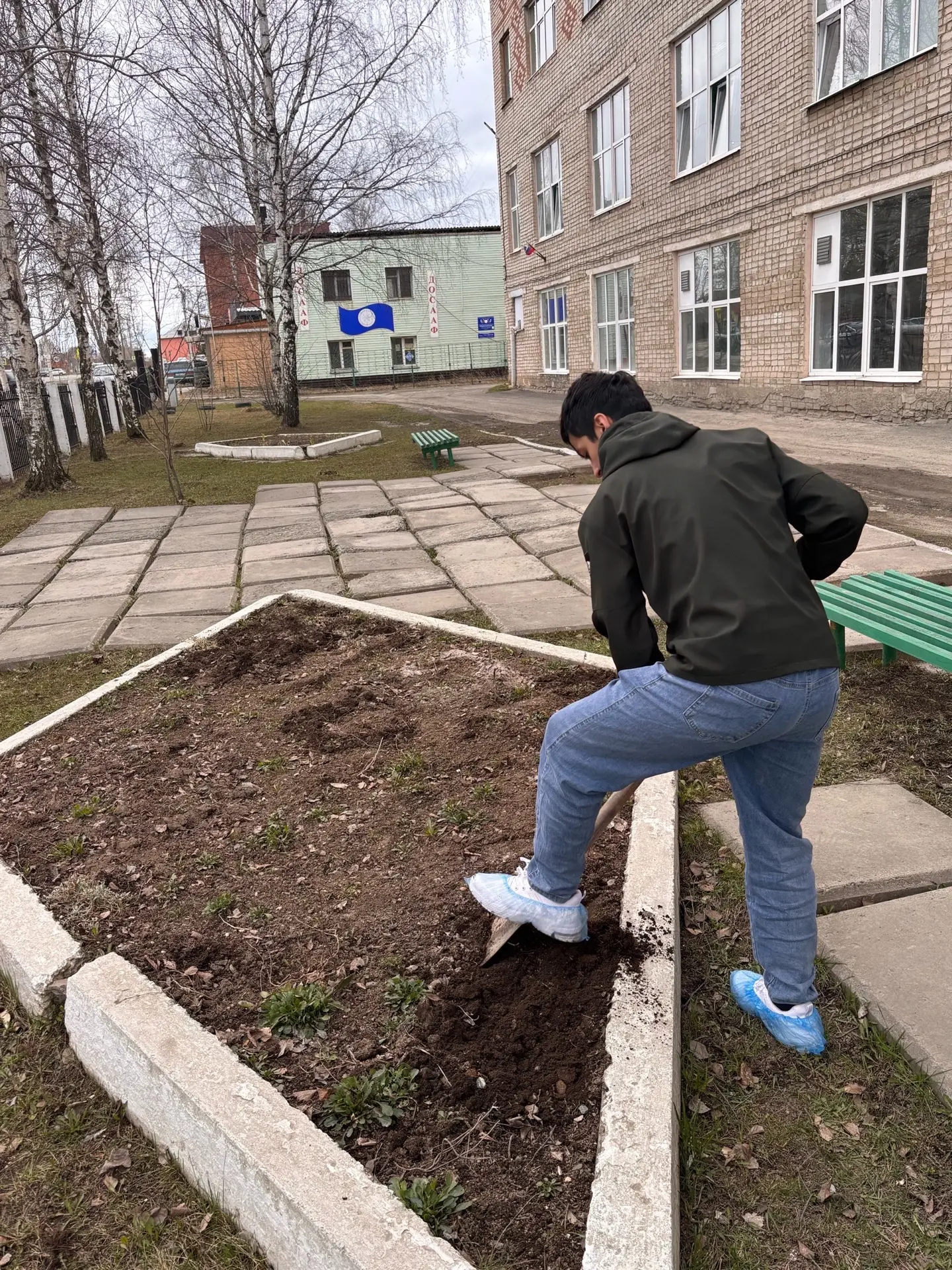 Субботники это не только уборка территории, но и эстетика, украшения родного города, до...