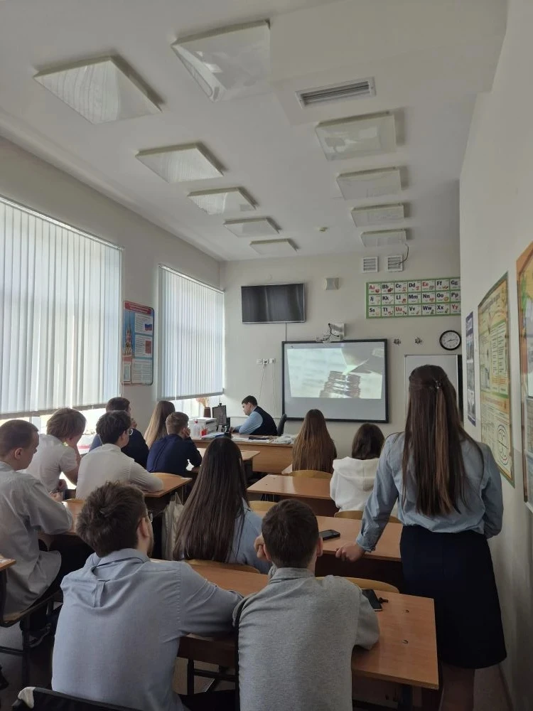 🌿 С чего начинается утро понедельника в МАОУ СОШ №5 г. Ишима?  С важного разговора!  Сегодня, 20 апр