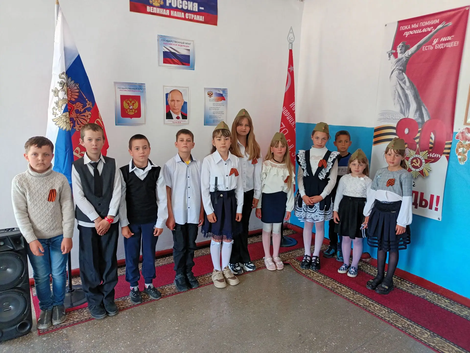 Ко Дню Победы, ученическая самодеятельность под руководством Малаховой Н.И. подготовила...