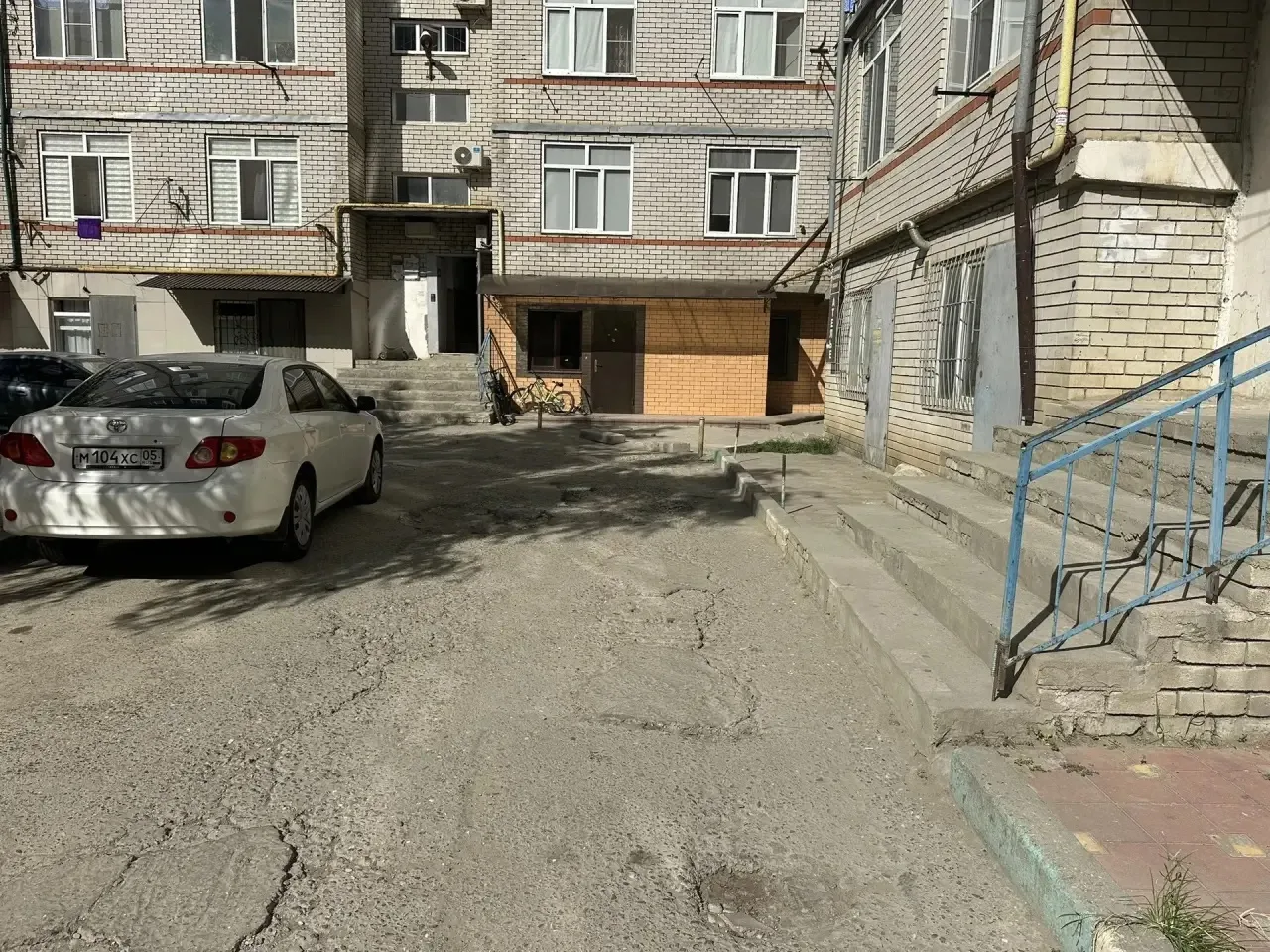 📍 МБУ «Благоустройство» продолжает работы по обновлению дорожного покрытия во дворе до...