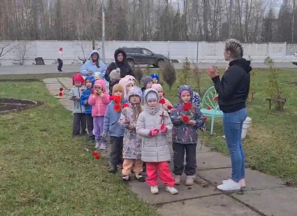 🕊️ Возложение цветов к монументам в преддверии Дня Победы является одним из важных соб...