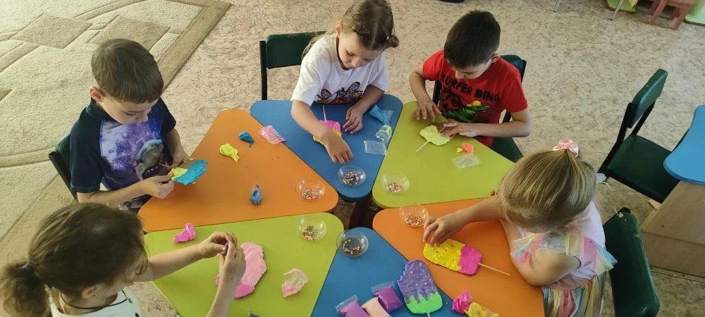 В этот летний ☀жаркий🫠 день группа "Почемучки" 👫 утоляет жажду к творчеству изготовле...