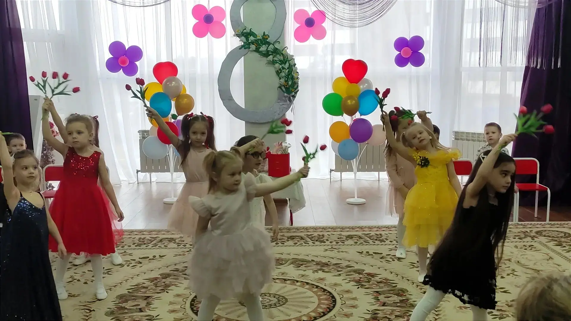 Весна в каждой улыбке: как мы поздравляли любимых мам и бабушек! Эта неделя в нашем сад...