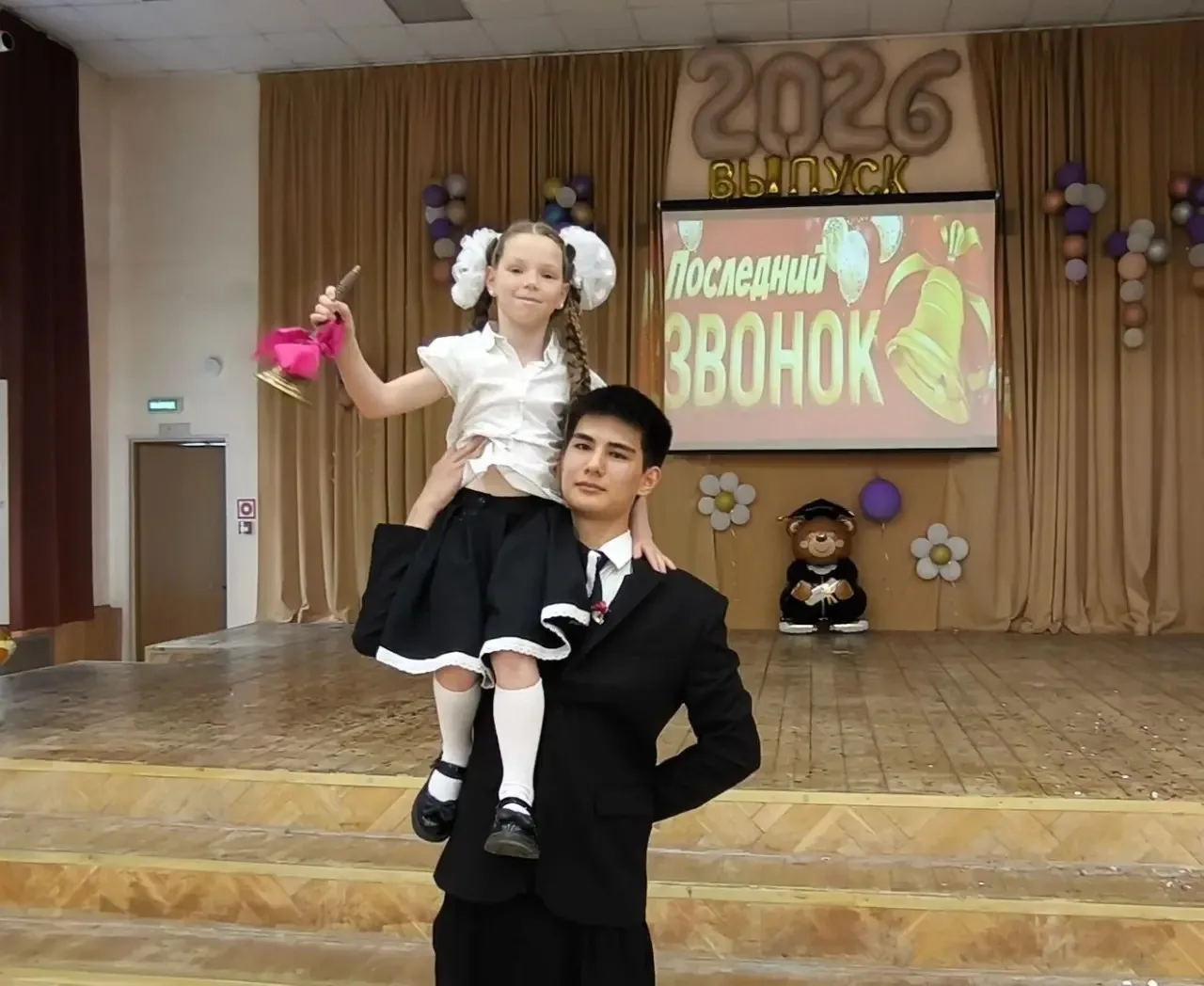 🔔ПОСЛЕДНИЙ ЗВОНОК НА ВРАЧЕБНОМ — ФЕЙЕРВЕРК ЭМОЦИЙ!   Для 11 «А» в корпусе на Врачебном, дом 12 прозв