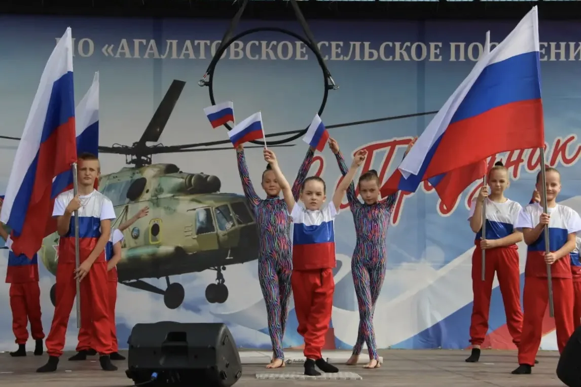 🇷🇺 Белый, синий, красный: как Агалатово отметило День Государственного флага