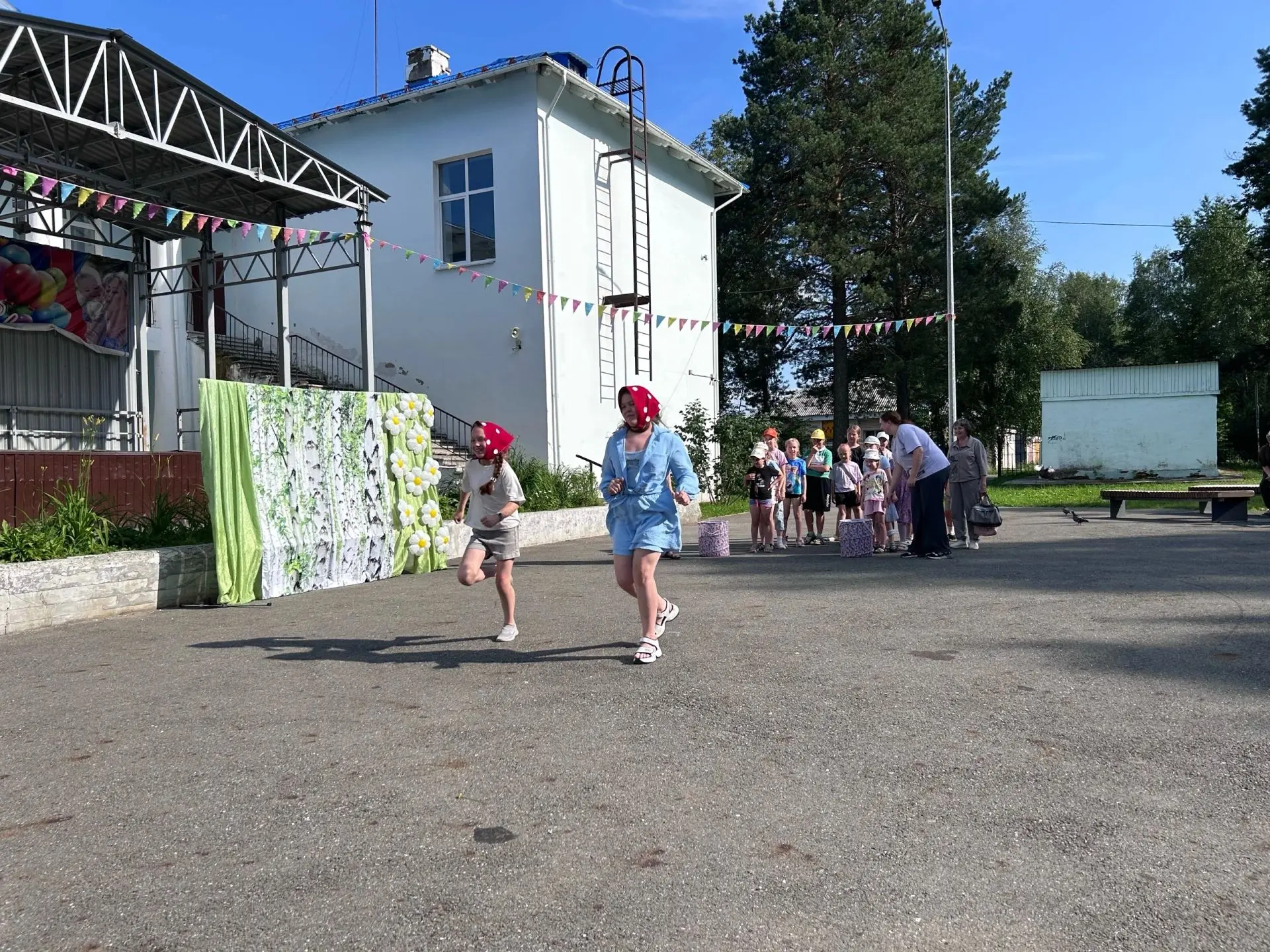 🌸 В сквере Дома культуры «Надеждинский» прошла игровая программа, посвящённая Дню семьи, любви и ве