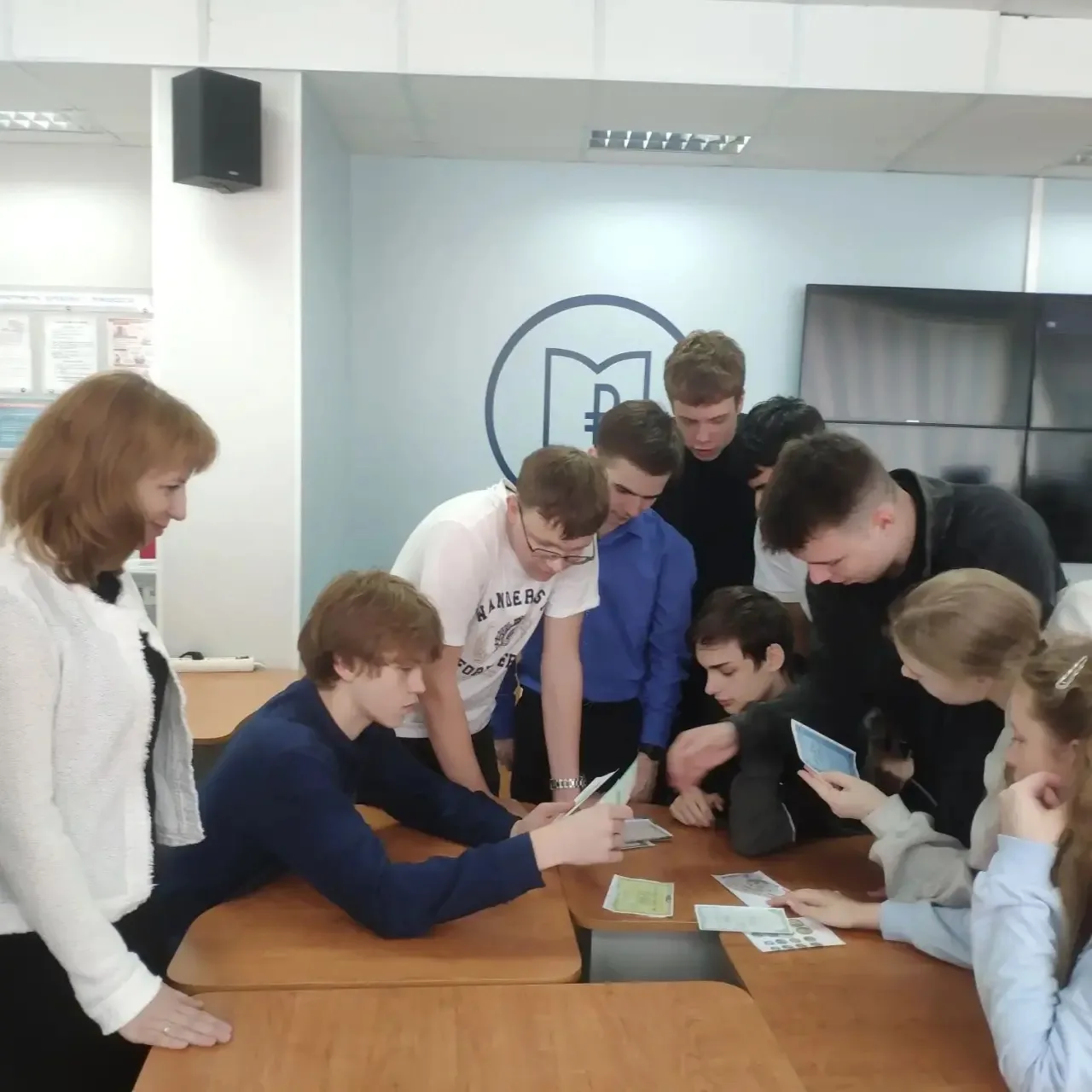 💰 Инвестиции для новичков: первый шаг в финансовую грамотность  Сегодня учащиеся 10 «В» класса вышли