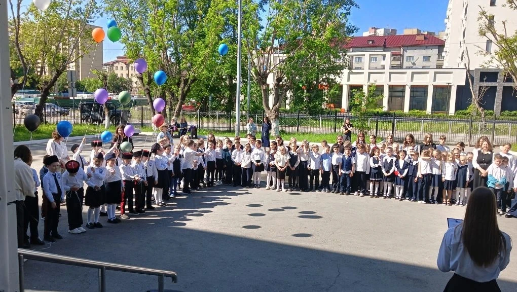 Флаг, гимн и первый выпускной: как прошло утро понедельника  Сегодня в школе прошла еженедельная цер