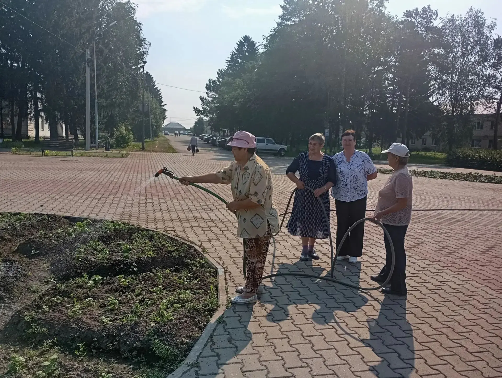 🌿Волонтеры серебряного возраста: вклад в красоту нашего села🌷 

   В селе Знаменское кипит жизнь! 