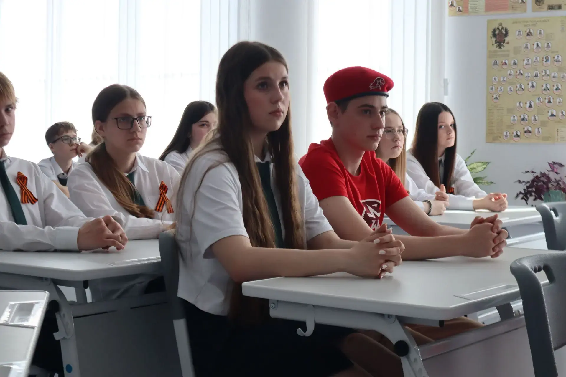 В нашей школе состоялось торжественное открытие «Парты Героя» в честь выпускника школы, участника сп
