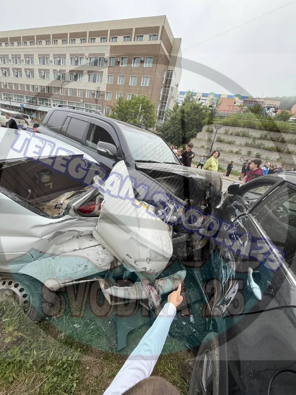Во Владивостоке на Снеговой Пади ребёнок за рулём чёрного внедорожника без номеров протаранил нескол