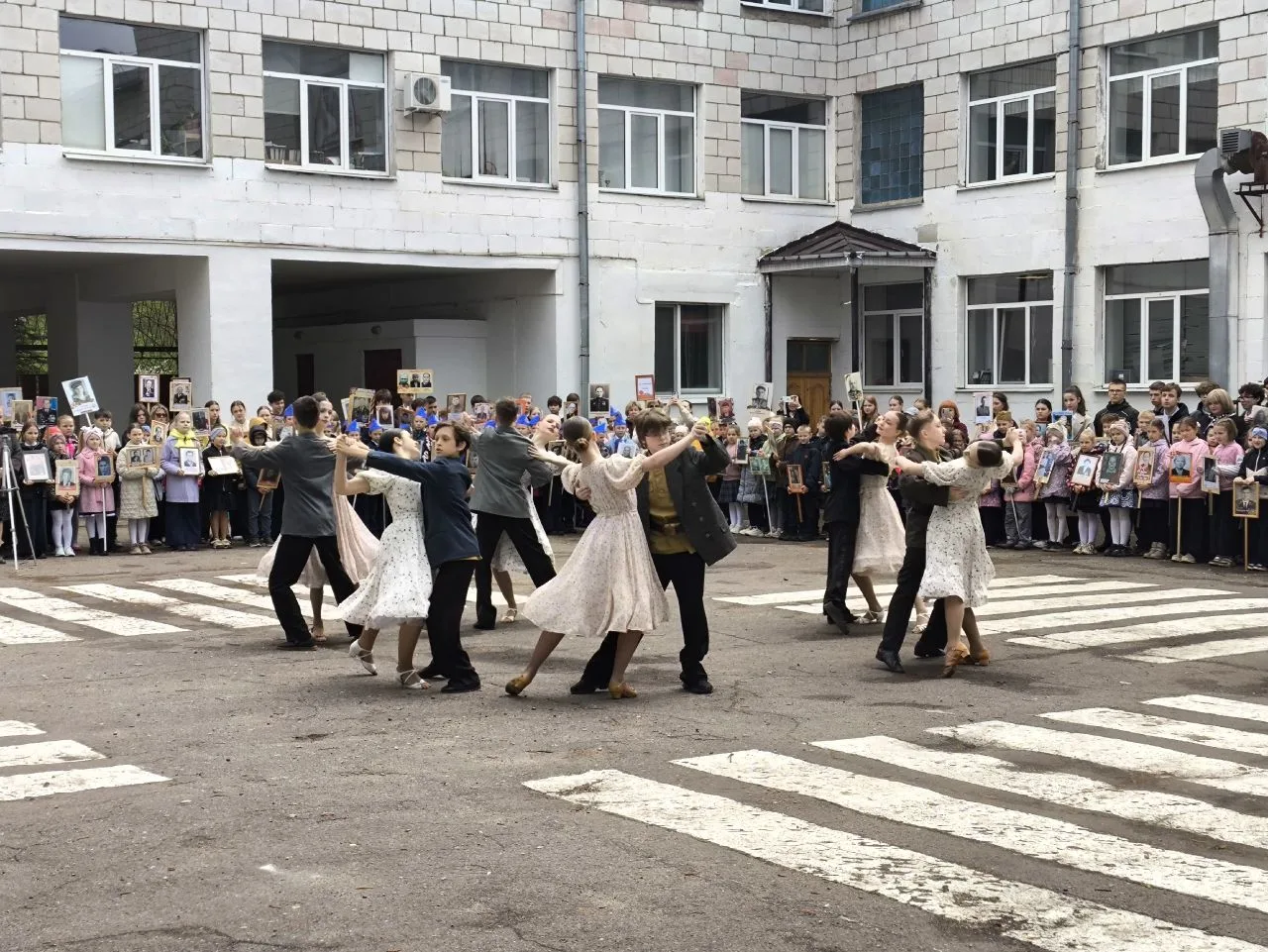 НАШ БЕССМЕРТНЫЙ ПОЛК  9 мая – день в нашей стране особенный. Это и праздник, и печаль одновременно. 