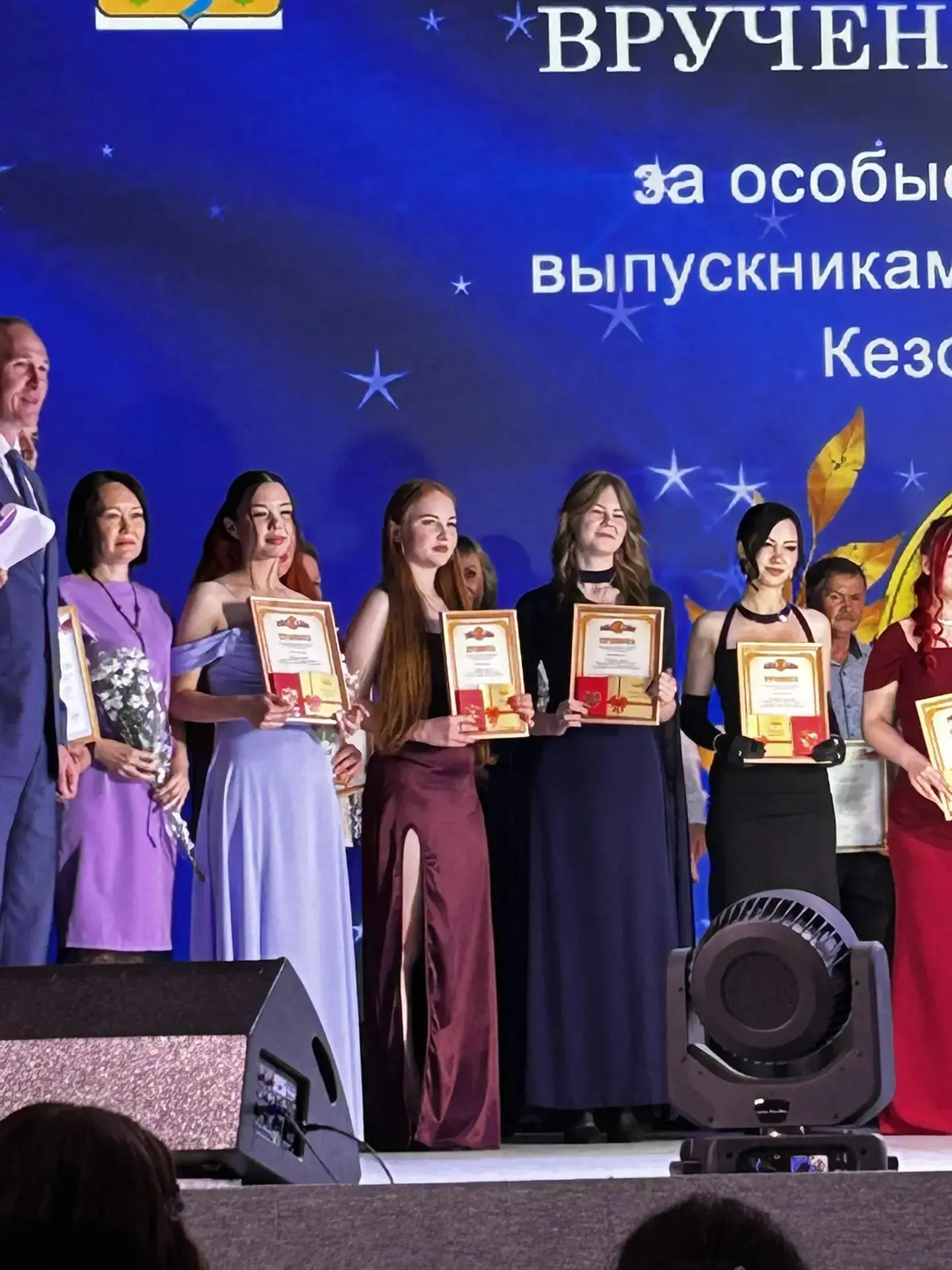 День, который навсегда останется в наших сердцах! 🎓✨

27 июня для наших одиннадцатиклассников насту