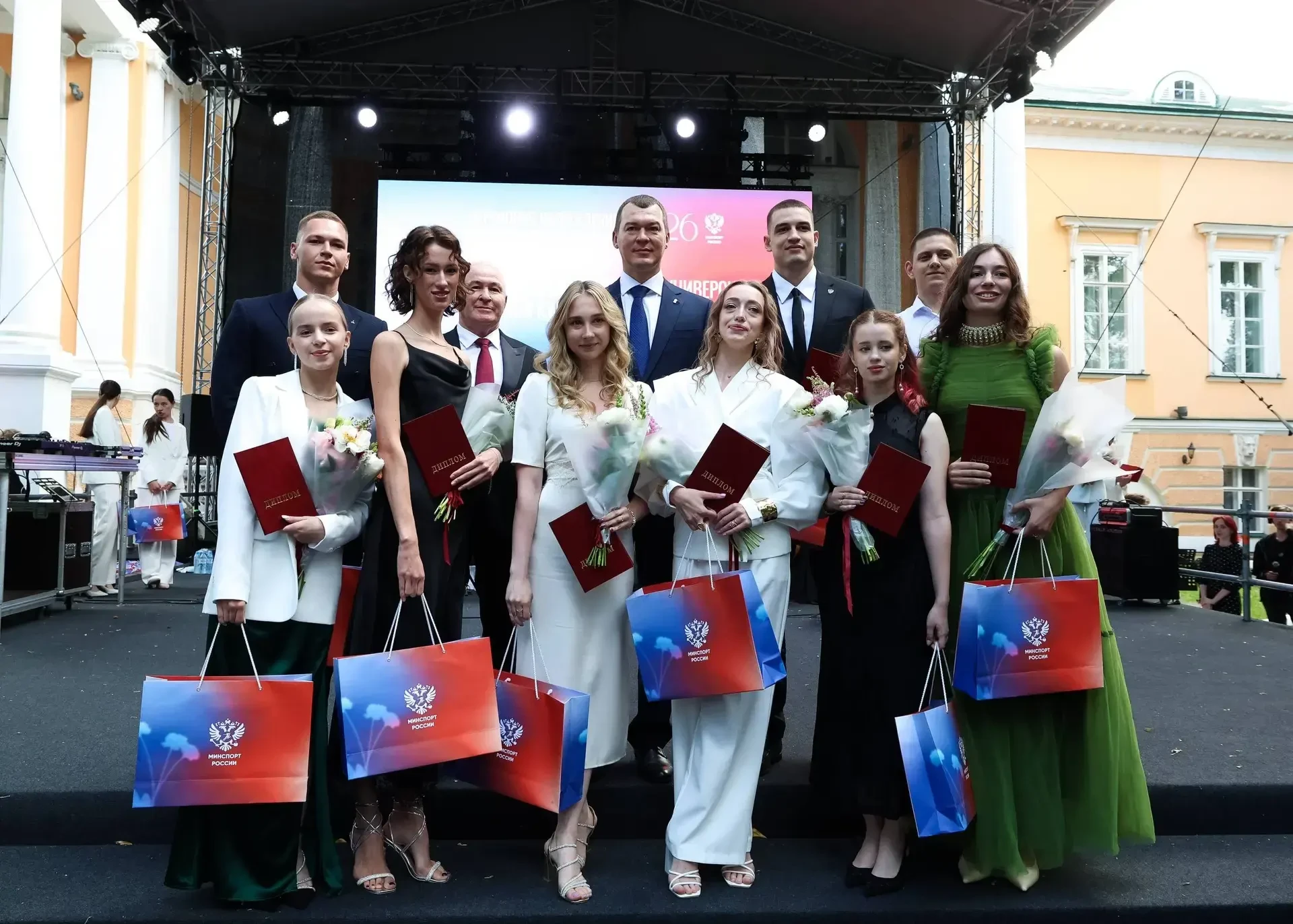 Наши выпускники во главе с ректором университета профессором Султаном Меджидовичем Ахметовым приняли