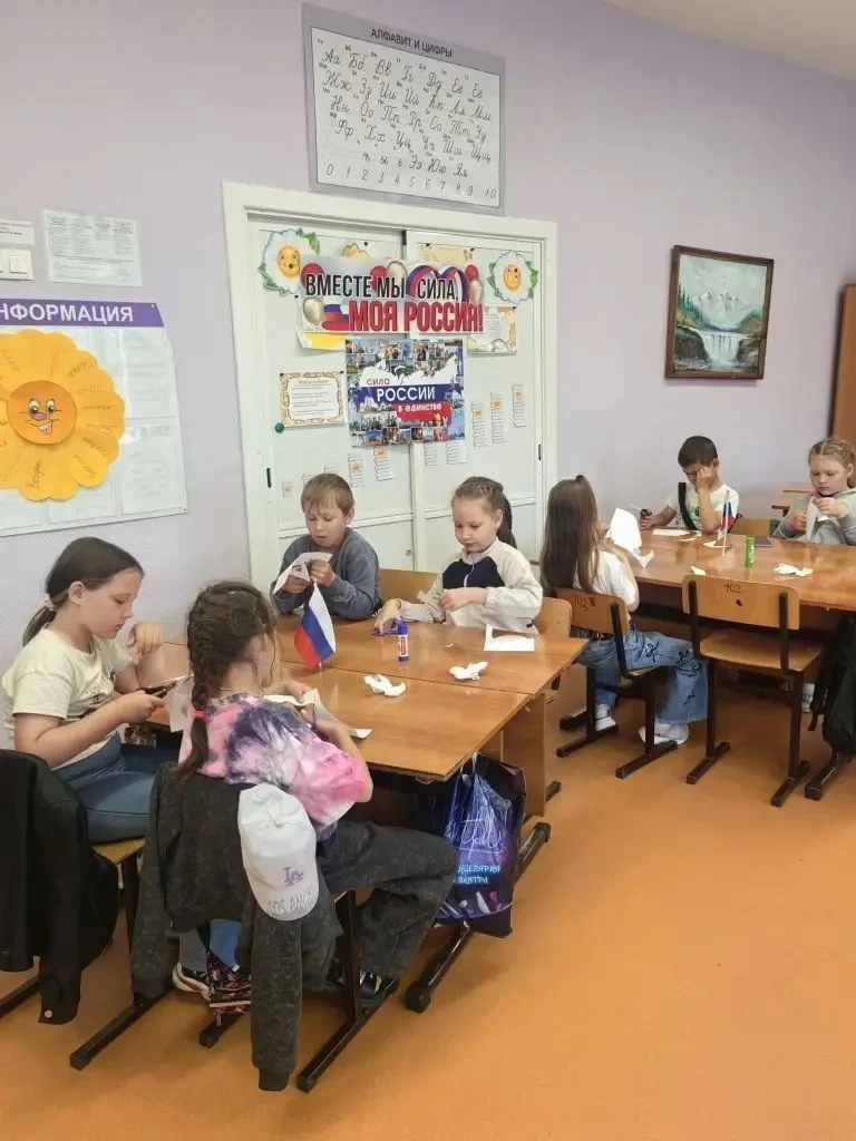 🌞 Сегодняшний день в нашем лагере дневного пребывания был посвящен Дню России 🇷🇺. 

Это был по-на