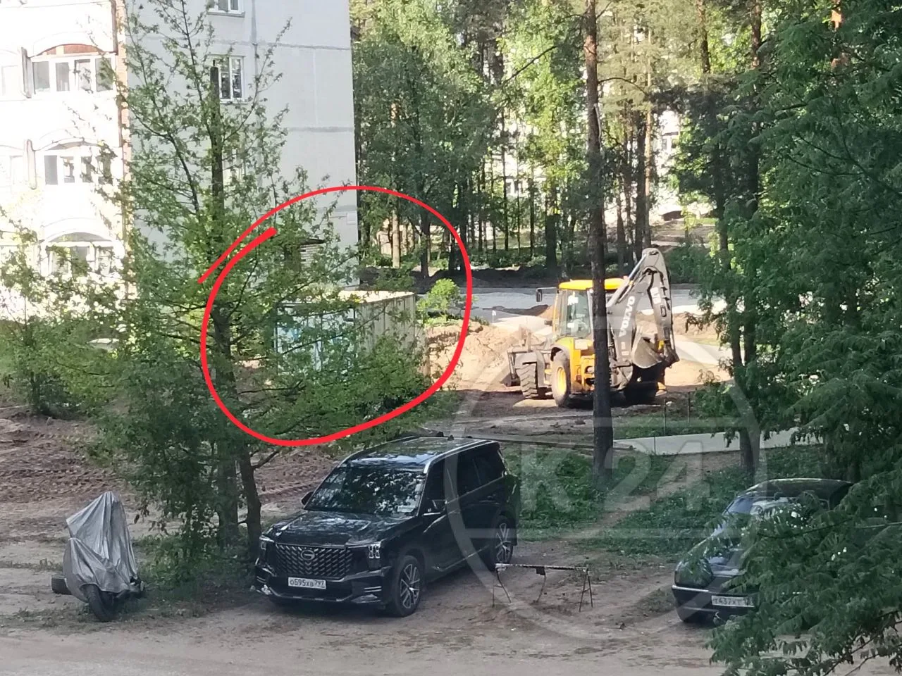 Водитель этой машины, убери ее с места работ! Весь день трактор вынужден объзжать ее! Крикковское 12