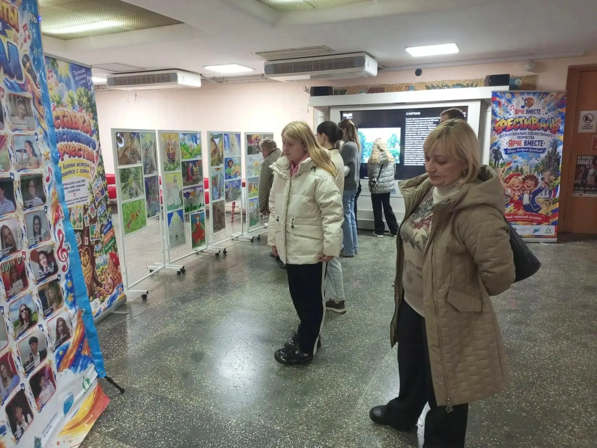 «ЯРЧЕ ВМЕСТЕ»: В АЛЧЕВСКЕ ПРОШЁЛ ПРАЗДНИК СЕМЕЙНОГО ТВОРЧЕСТВА