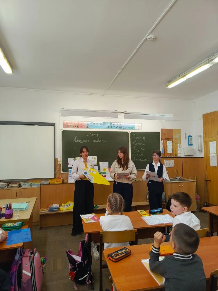 Самолёт будущего  Советник директора совместно с активистами Движения Первых, которые также являются