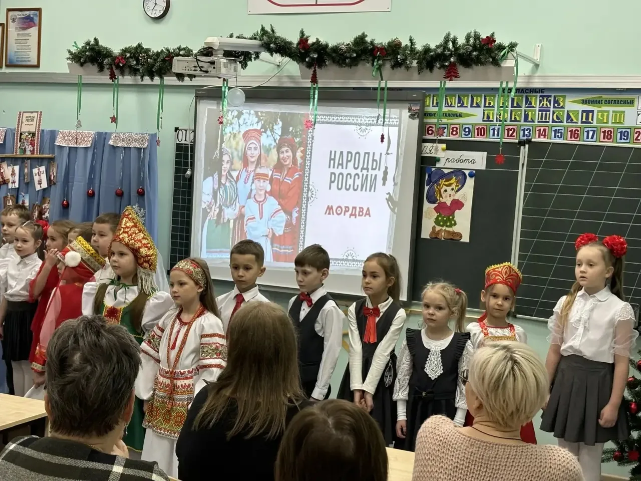 Сегодня в нашей школе удивительно теплый вечер, который мы назвали «Родительская гостиная».  В школе