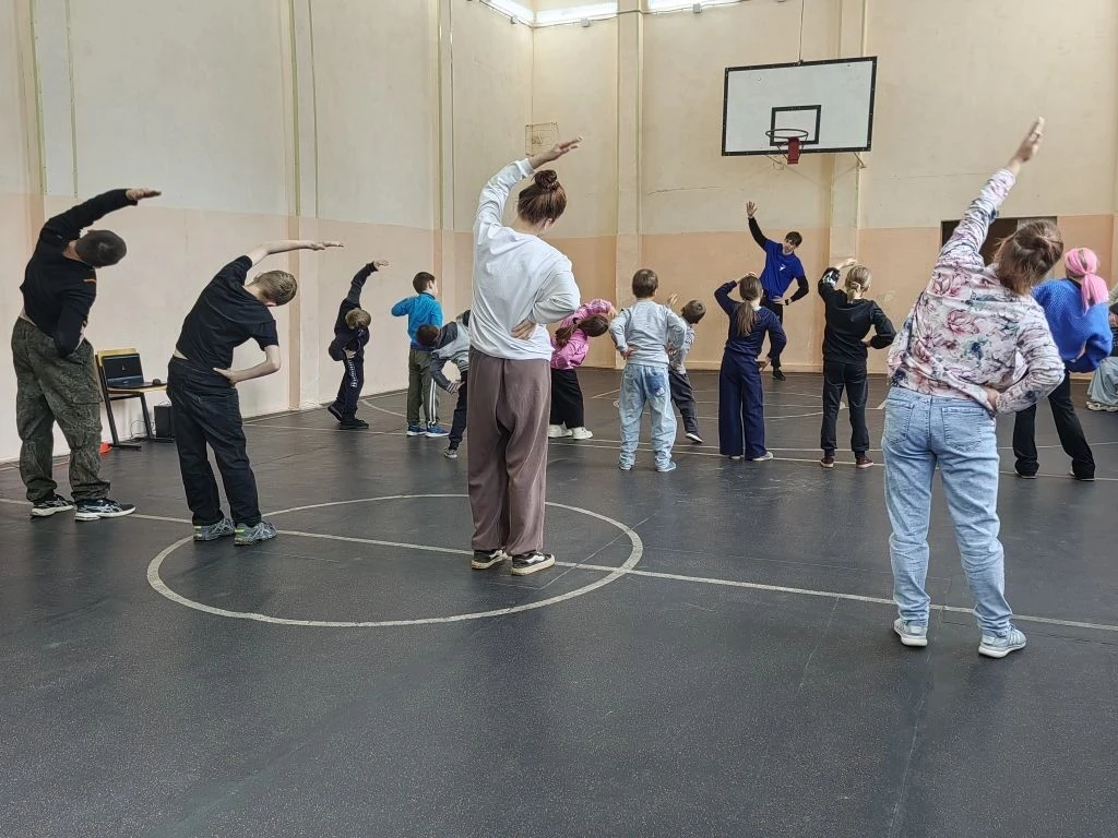 Седьмой день в лагере начался с утренней зарядки, которую провел активист Движения Первых Антон Нест