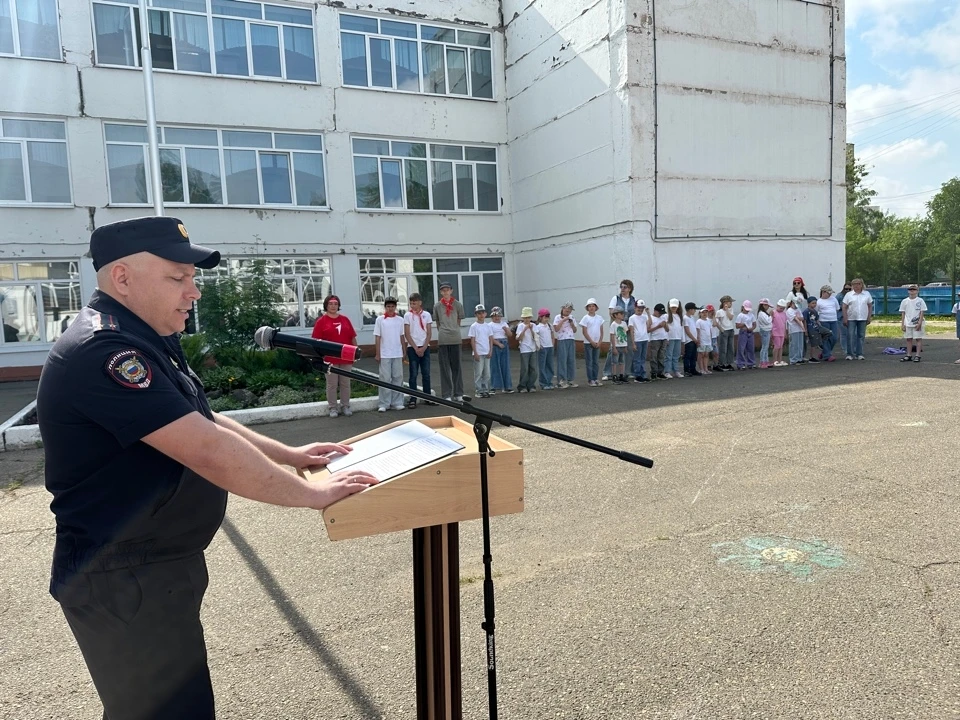 Зеленогорские полицейские рассказали школьникам о любви к Родине и гражданской ответственности 
В пр