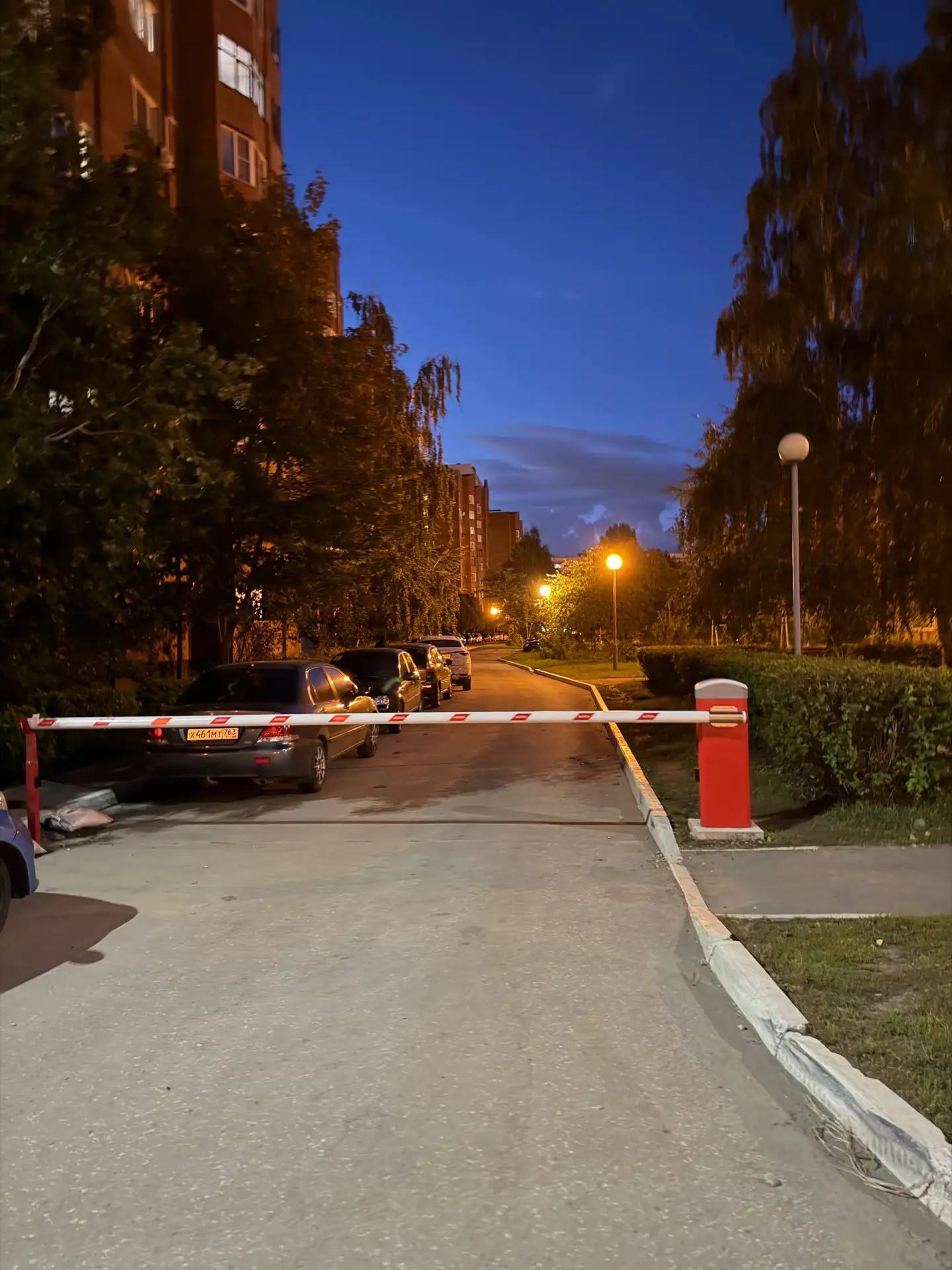 Жильцы дома по адресу Юбилейная, 85 перекрыли сквозной проезд шлагбаумом.