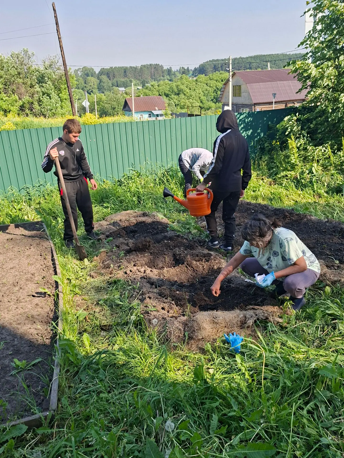 🧹🪣 Работа на пришкольном участке приобщает детей к общественному труду.
