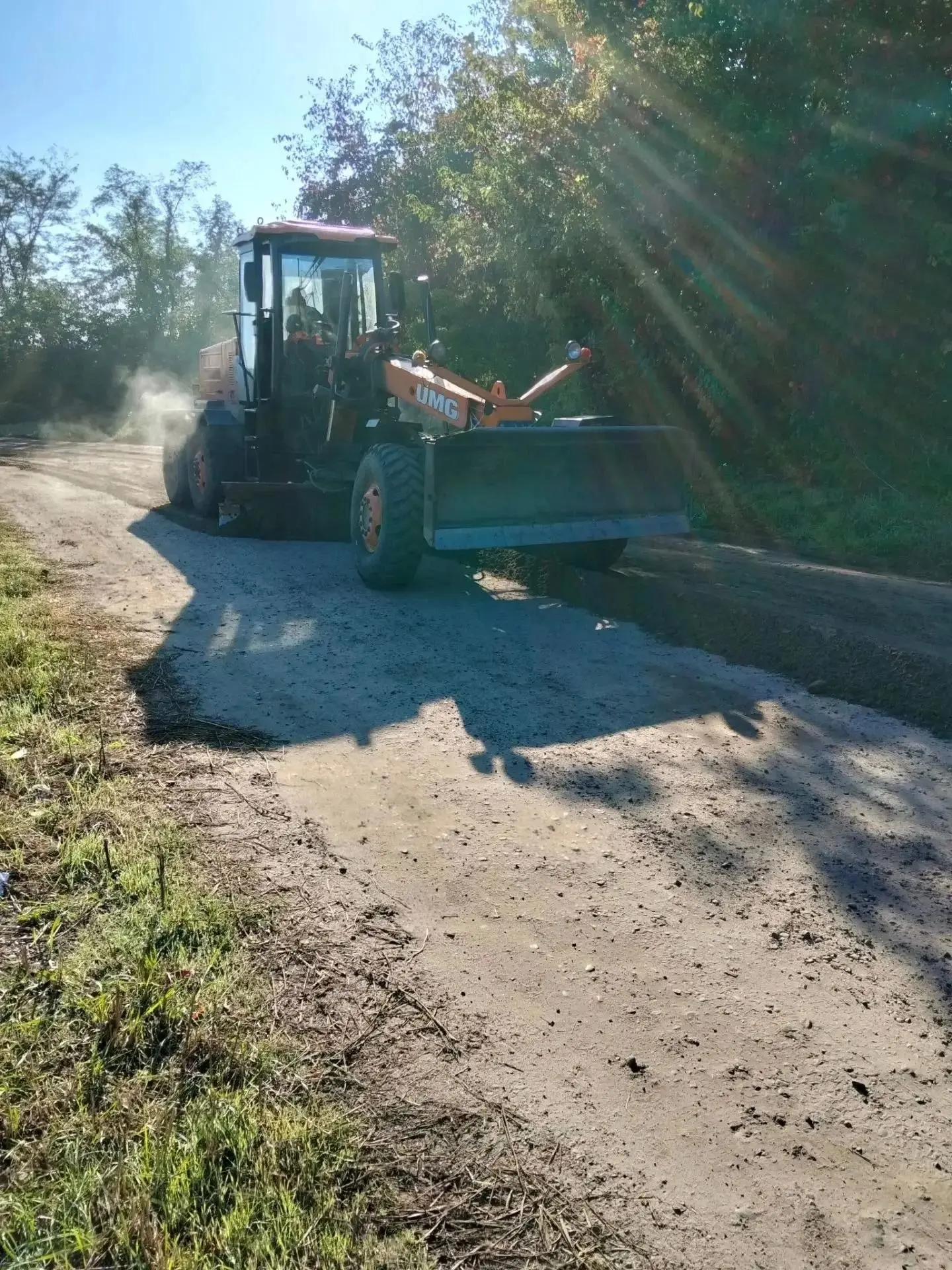 Грейдер сегодня с утра работает в переулке Санитарном - выравнивает гравийную дорогу