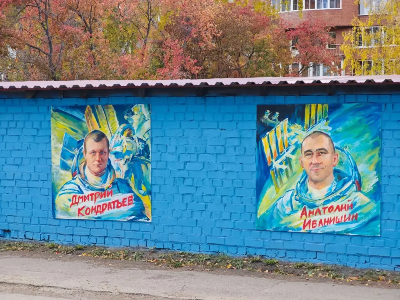 🎨 В Иркутске появились портреты пяти космонавтов из Прибайкалья.