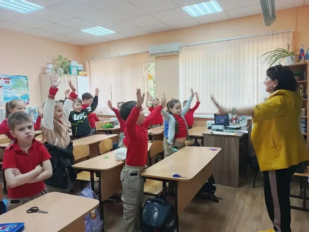 В преддверии Первомая в нашей школе состоялись библиотечные уроки, посвященные теме: «Мир, труд, май