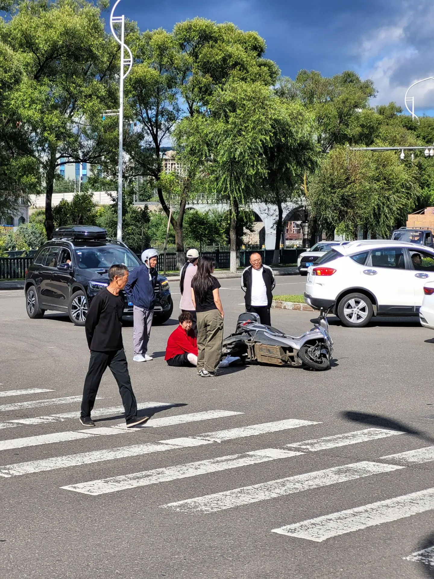 Происшествие в Суйфэньхэ: на моих глазах скутерист сбил женщину на нерегулируемом пешех...