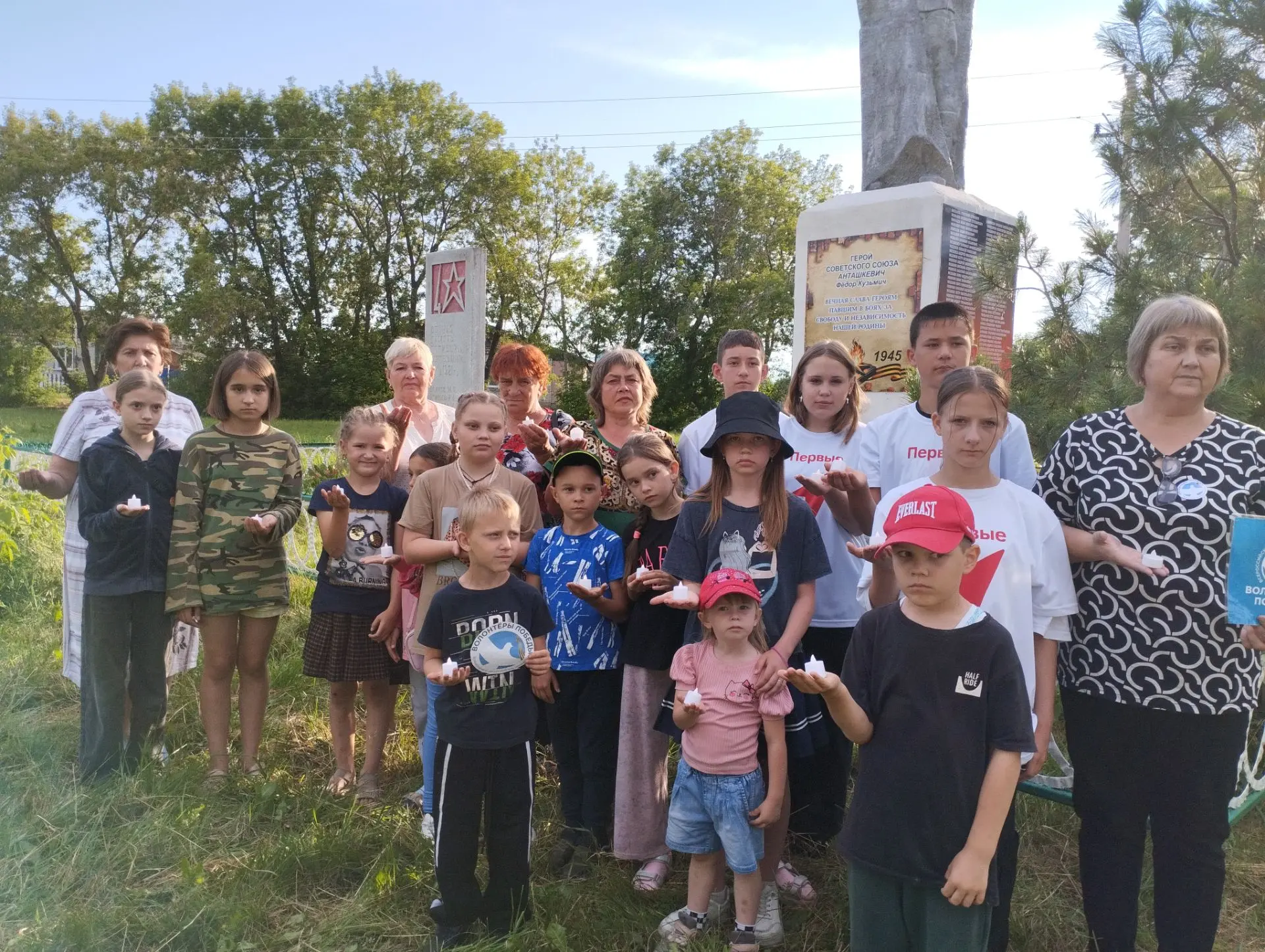 Накануне Дня памяти и скорби волонтеры отряда « Дарим добро и тепло» стали участниками Всероссийской