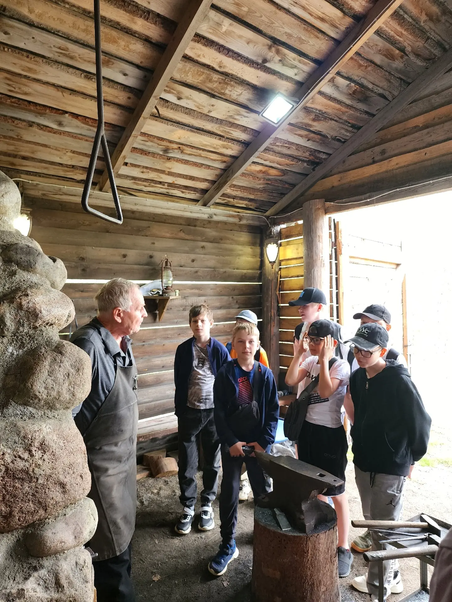 #Путешествуем ПУТЕШЕСТВИЕ В ПРОШЛОЕ  — 5 «Е» и 5 «В» на Заставе князей Белозерских 🛡️  Ученики 5 «Е»