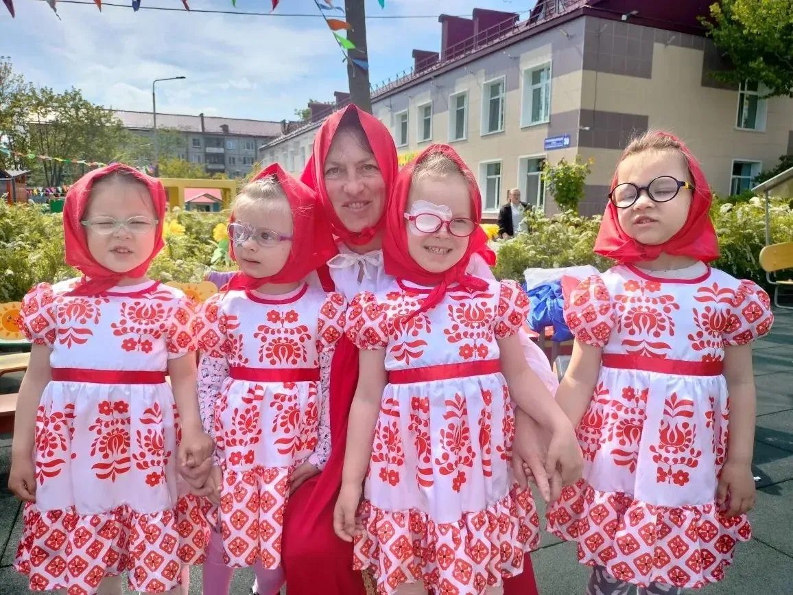 Нам праздники для радости даны,
Мы знаем их немало, самых разных,
Но день России, день родной страны