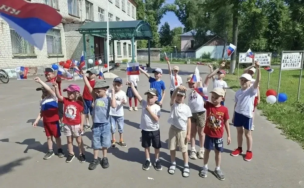 Мы знаем их немало, самых разных,
Но день России, день родной страны,
Для нас, конечно, – самый глав