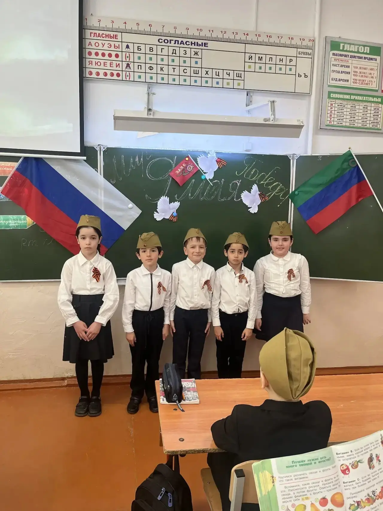 В 1 «Е» классе прошел классный час, посвященный Дню Великой Победы. Дети читали стихи , пели песни, 