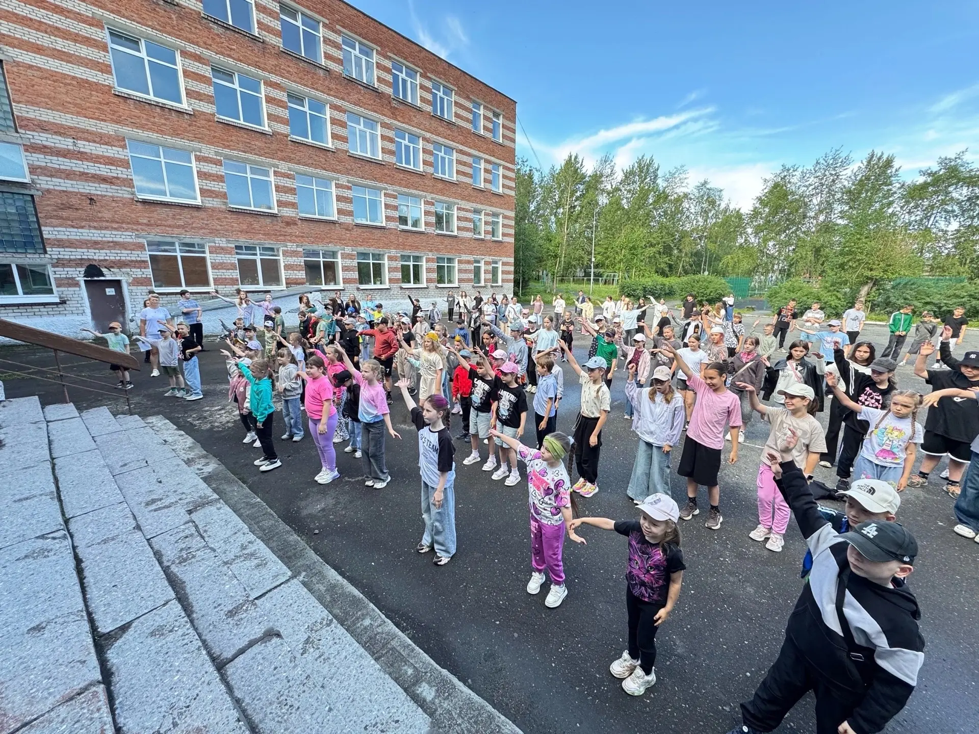 5️⃣ день в нашем лагере☀️
Сегодня, не смотря на погоду, утро в лицее началось с традиционной зарядки