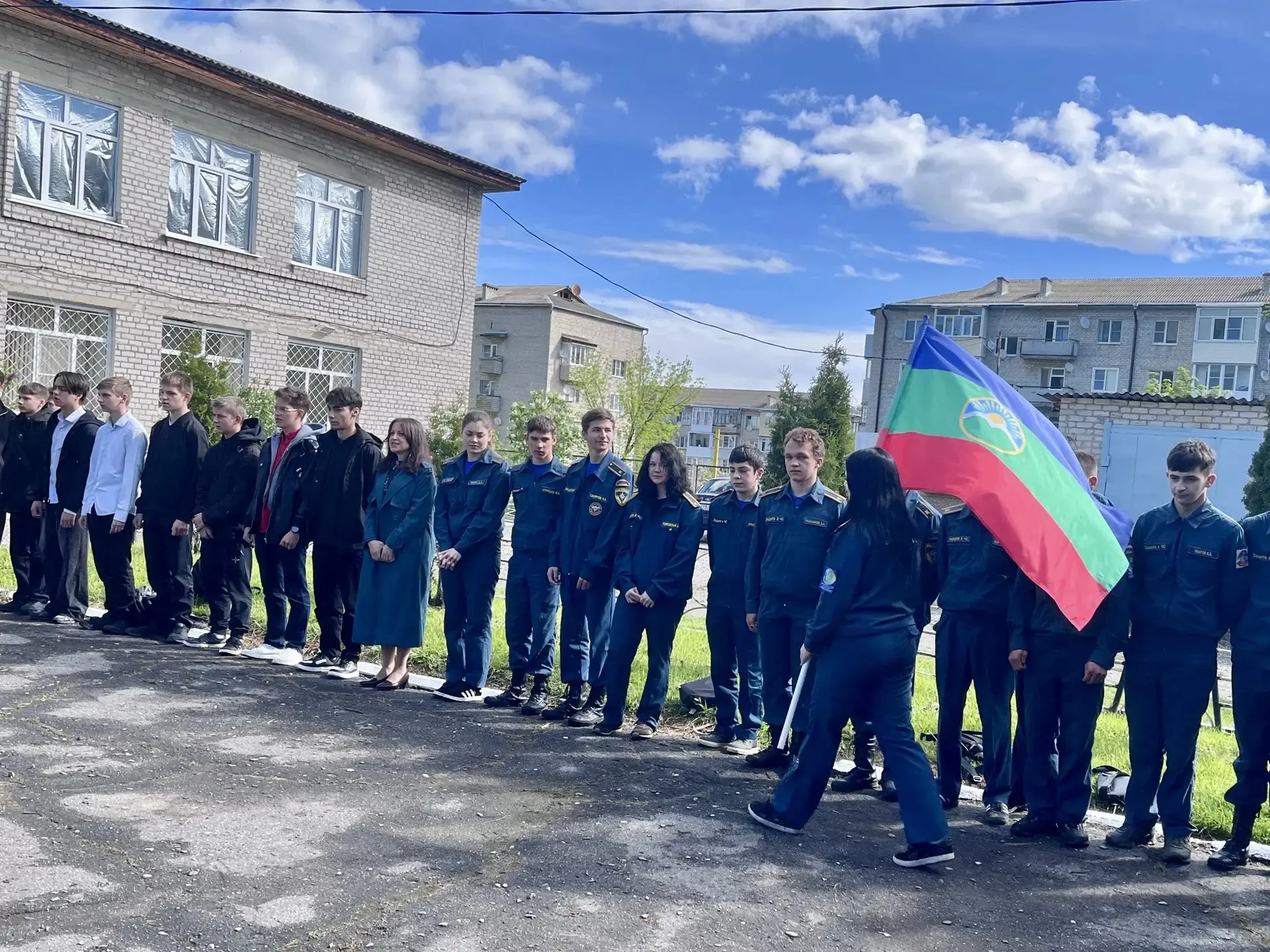 Торжественная линейка поднятия флагов в честь новой учебной недели прошла 18 мая 2026 года в Медного