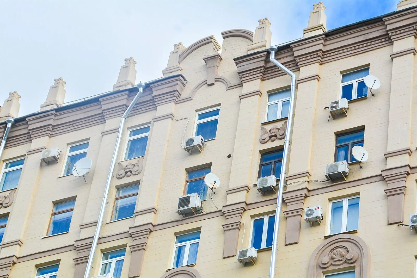 Почти 25 зданий с пинаклями привели в порядок в рамках региональной программы капитального ремонта м