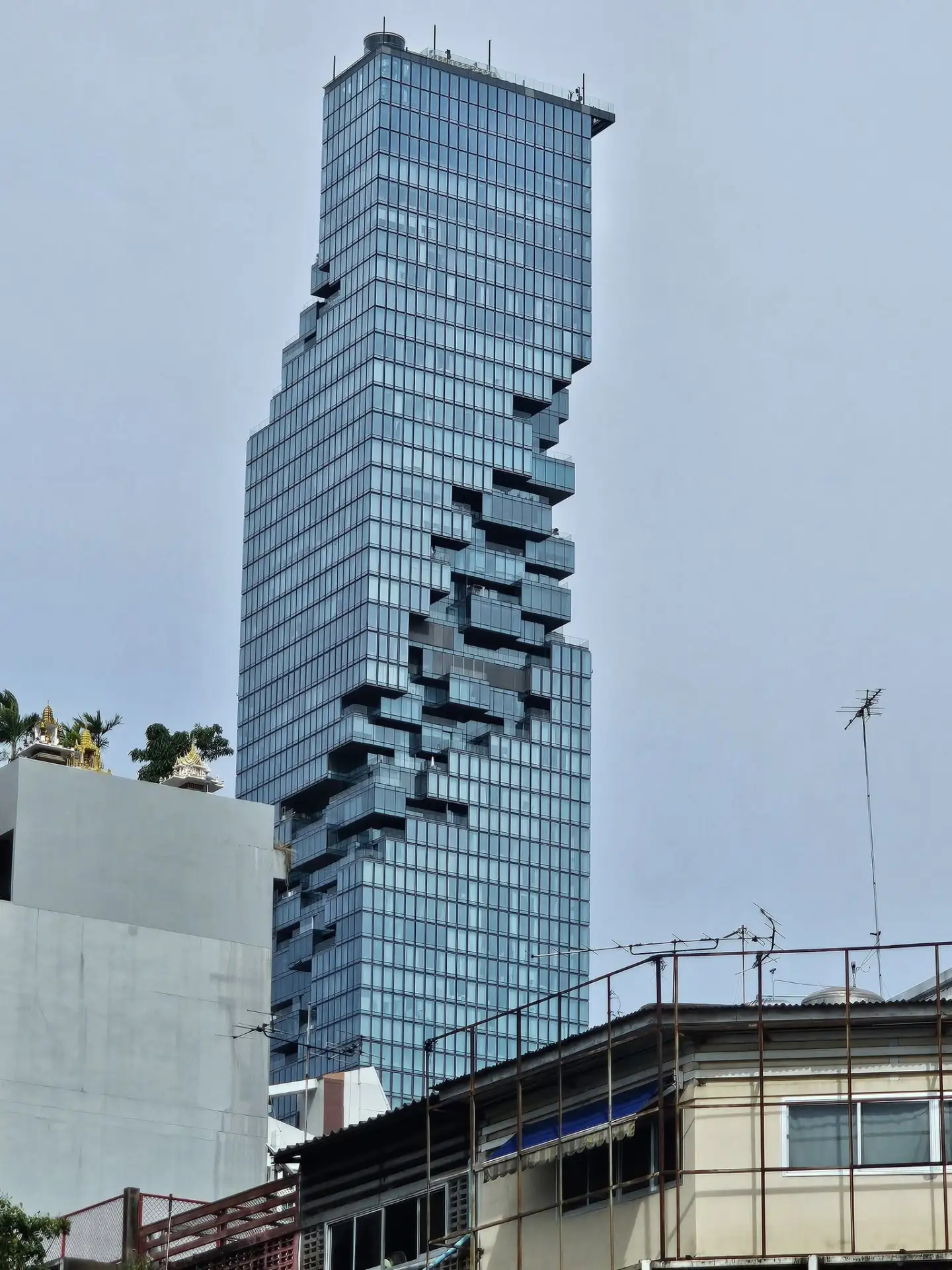 King Power Mahanakhon - 78-этажный небоскреб с зеркальным фасадом, отелем, магазинами и...