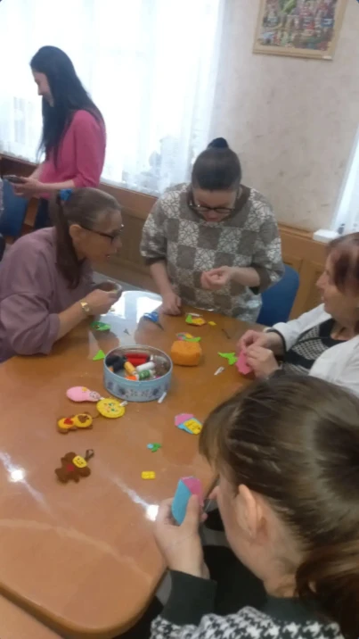 Мастер-класс по изготовлению брелков для участников СВО провели волонтеры "Кораблева и К°".Проживающ