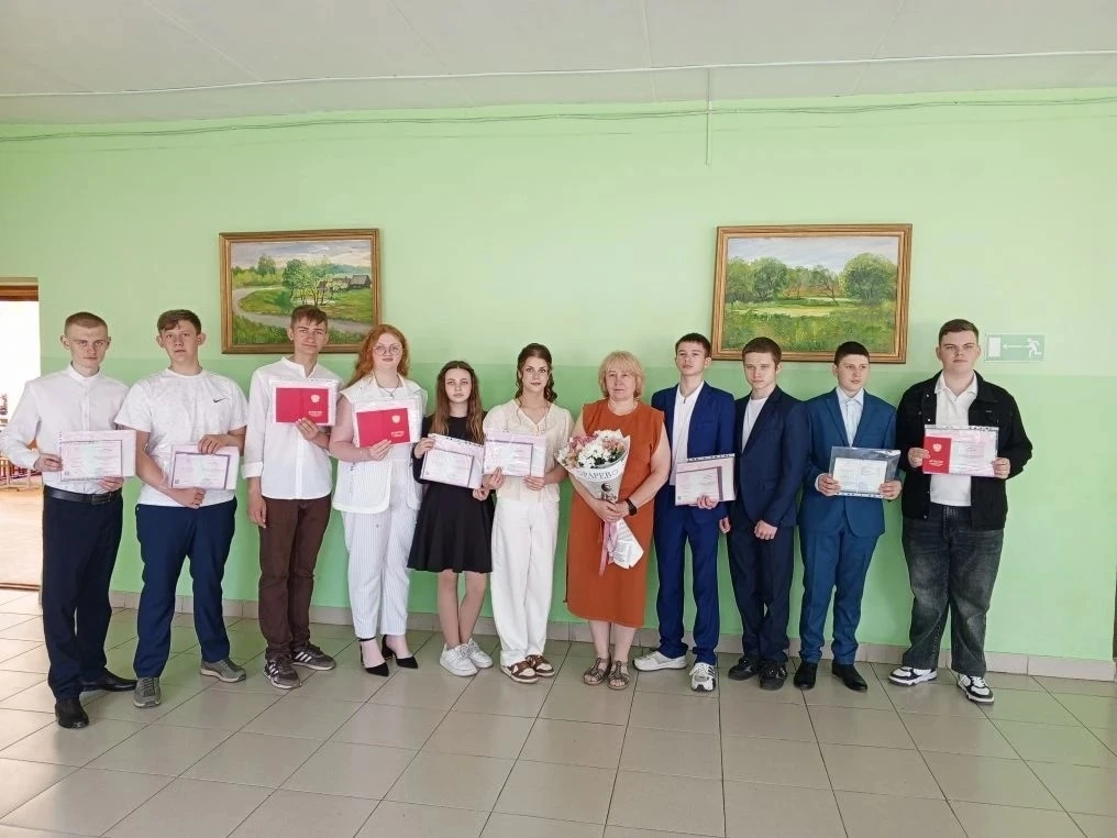 Вот и пролетели школьные годы, оставив позади яркие воспоминания, а впереди – бескрайние просторы вз